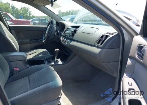 2005 Toyota Camry Le z USA, uszkodzony, nr VIN 4T1BE30K55U043628